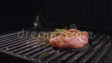 美味多汁的肉排在烤架上。 烹饪烤鲜鸡胸肉.. 把鸡排放在电动上